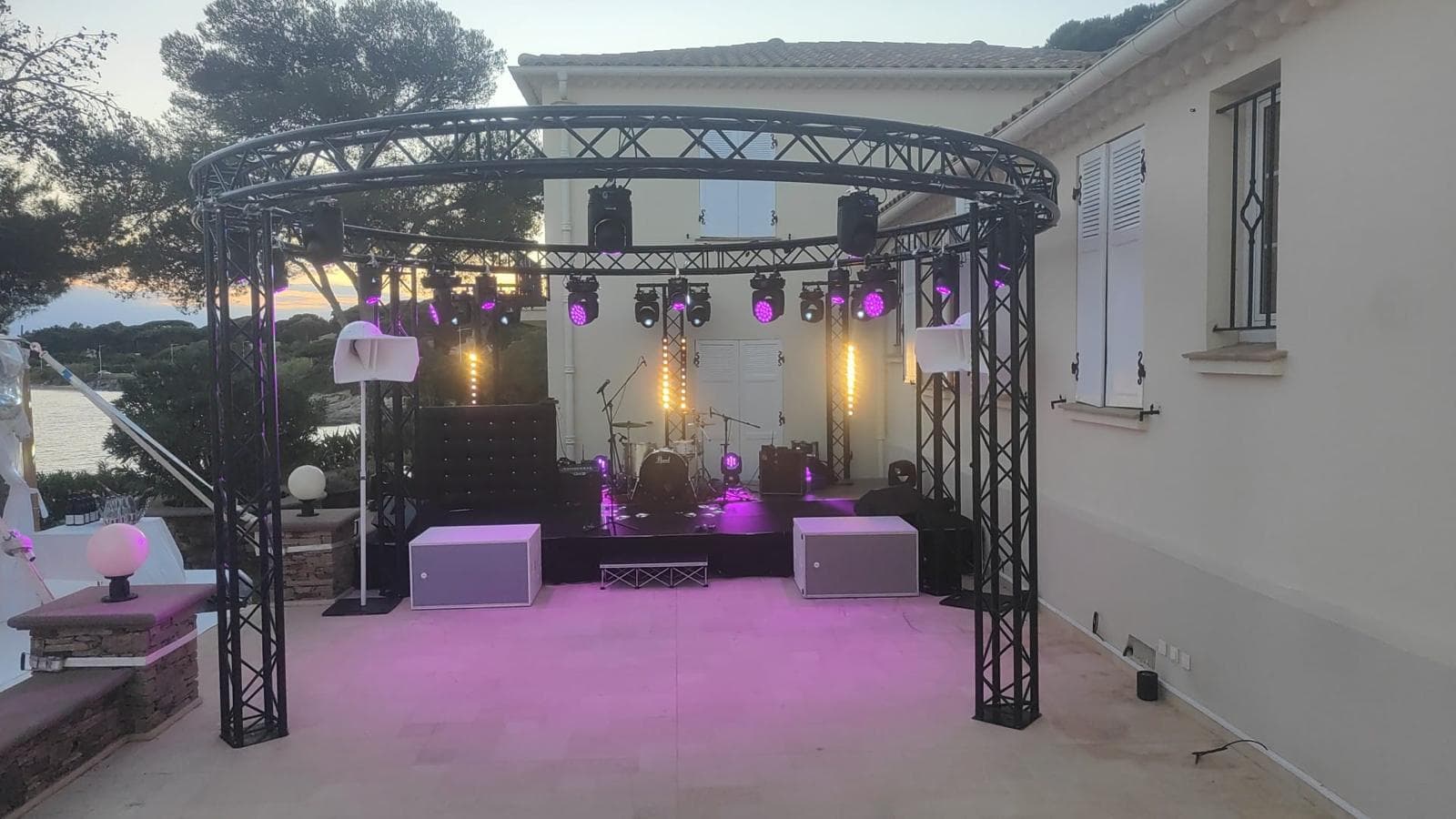 Structure scénique et éclairage pour soirée anniversaire