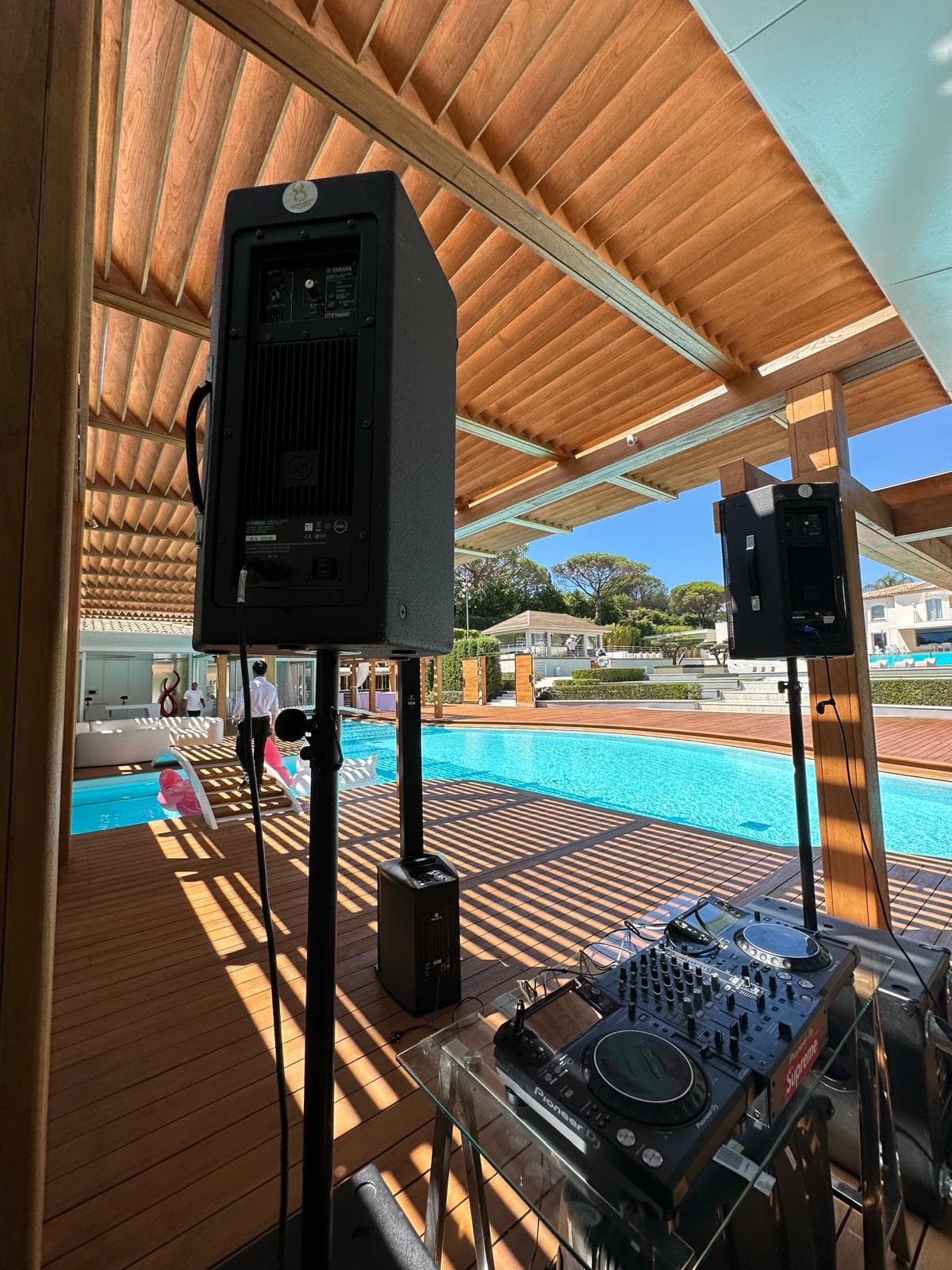 Système de sonorisation professionnel avec enceintes JBL en bord de piscine