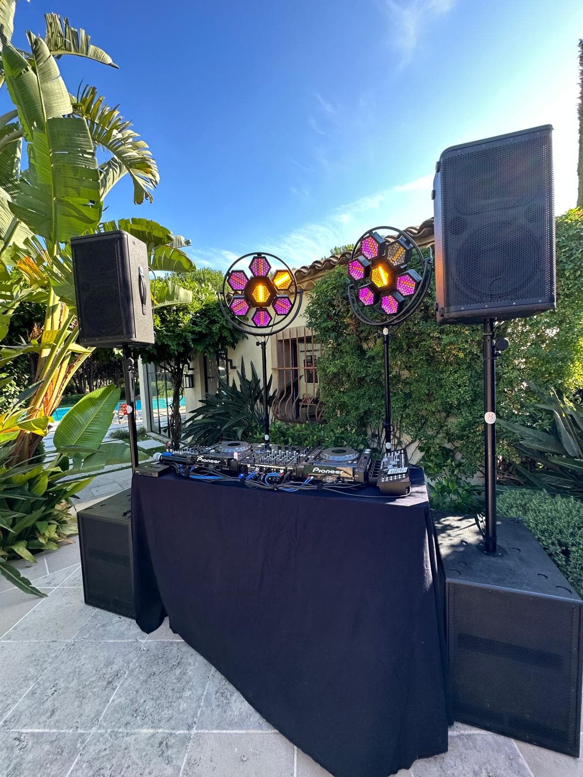 Installation éclairage LED et projecteurs DMX pour événement en extérieur