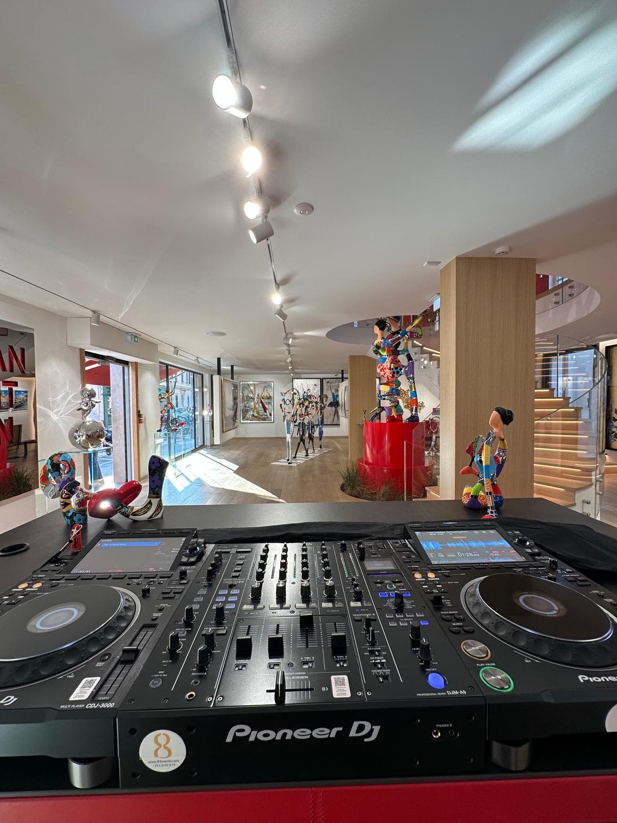 Contrôleur Pioneer DJ et table de mixage professionnelle