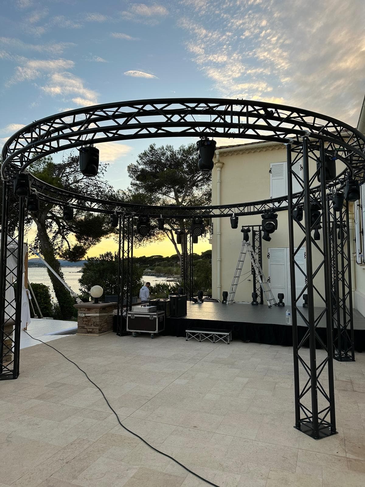 Structure truss et scène avec éclairage pour concert live