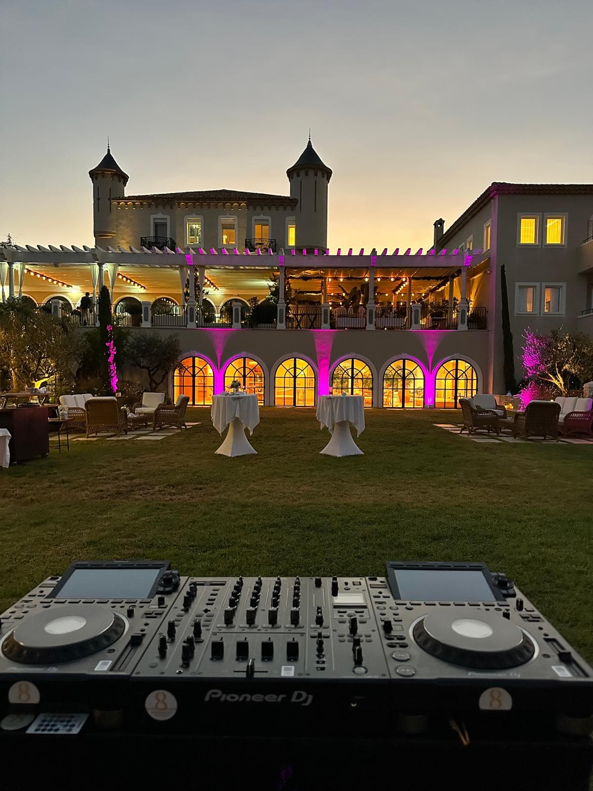 Installation sono et éclairage pour mariage en villa avec décoration lumineuse