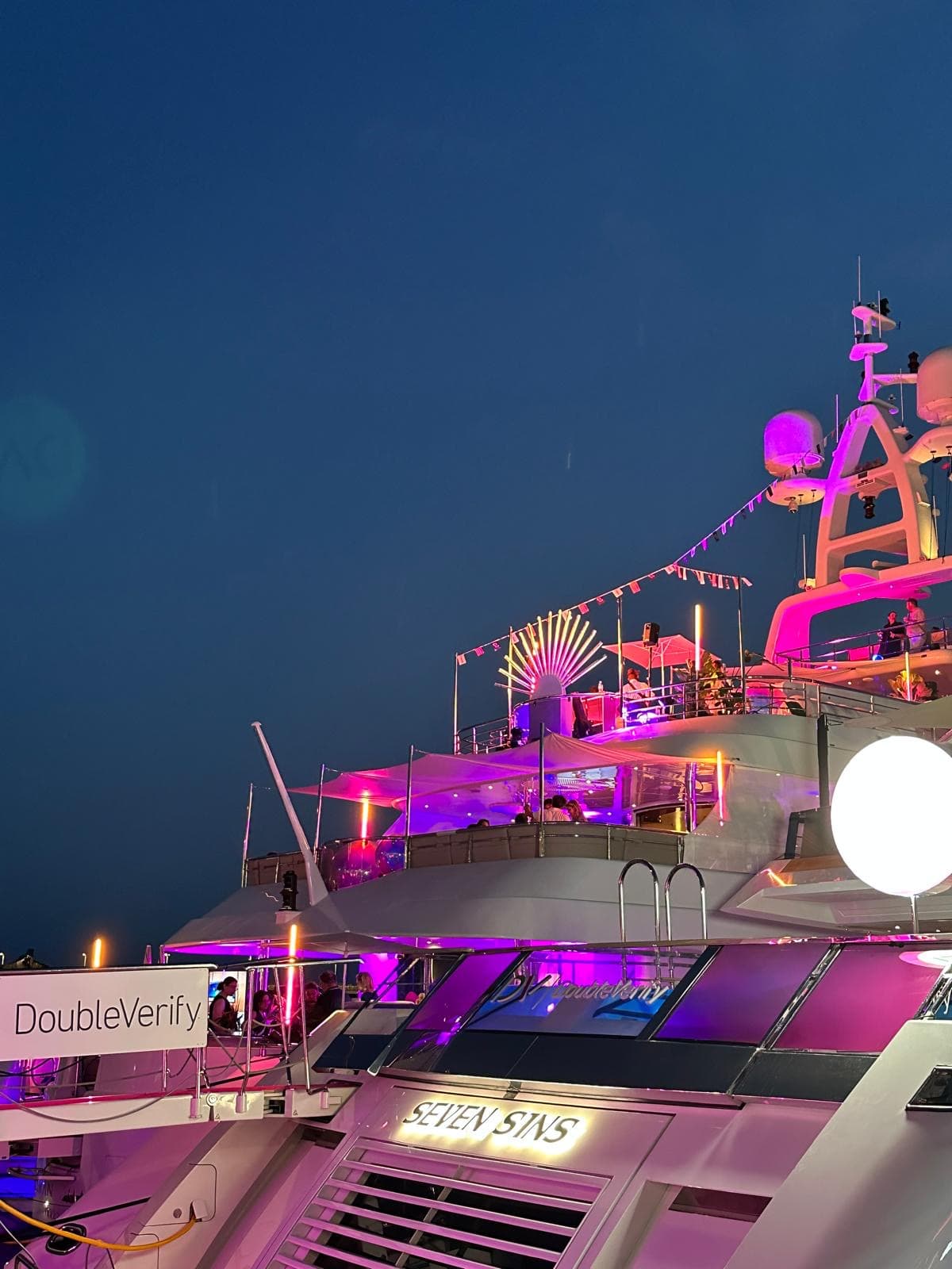 Sonorisation et jeux de lumière pour soirée corporate sur yacht